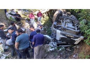 Hafriyat kamyonu uçuruma yuvarlandı: 1 yaralı