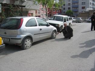 Park halindeki araçların lastikleri kesildi