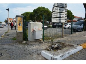 Ayvalık’ta bir aydır onarılamayan ve yerde yatan mobese direği haberimizin ardından kaldırıldı