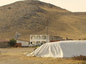 Babasının tabancasıyla kazara kendini vuran genç kız yaralandı