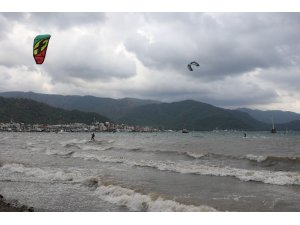 Sörfçüler rüzgarın tadını çıkardı