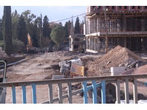 Yurt inşaatında kamyon devrildi, faciadan dönüldü: 1 yaralı