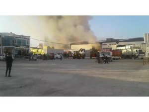 Fabrikadaki pamuk balyaları alev aldı