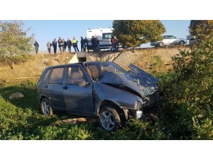 Şarampole inen otomobil ağaca çarptı: 5 yaralı