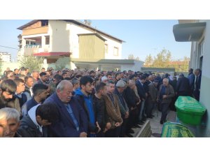 Kazada ölen kuzenler yan yana defin edildi