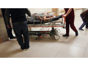 Merdivenlerden yuvarlanan adam ağır yaralandı