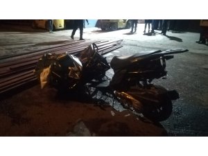 Motosikletin üzerine demir profiller düştü: 1 ölü, 1 yaralı