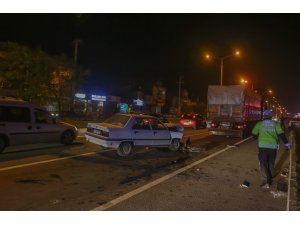 Kütahya'da otomobil tıra çarptı: 5 yaralı