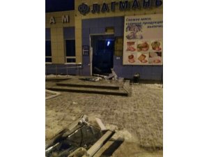 ATM hırsızları AVM’yi havaya uçurdu