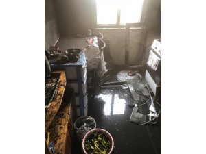 Elektrik kontağından çıkan yangın evi kül etti