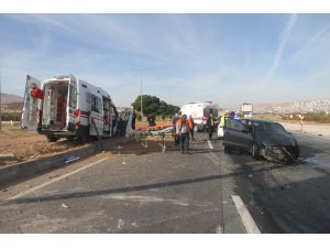 Elazığ’da ambulans ile otomobil çarpıştı: 1’i ağır 7 yaralı