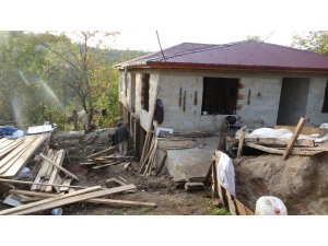 Yıkılan balkonun altında kalan şahıs kurtarılamadı