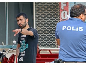 Kapkaççı şahıs, çalmaya çalıştığı para dolu poşet yırtılınca amacına ulaşamadan kaçtı