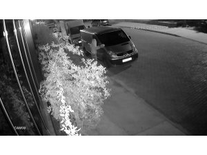 İnatçı kundakçı, ilk iki denemesinde başarılı olamayınca minibüse benzin döküp yaktı