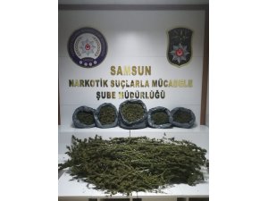 Uyuşturucu operasyonunda anne ve 2 oğlu ile komşuları gözaltına alındı