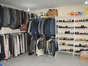 Akşehir Belediyesinin mağazası ücretsiz giydiriyor