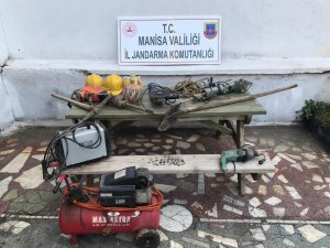 Defineciler evin bahçesinde 17 metrelik çukur kazdı