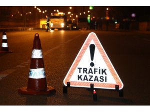 İşçi servisi yönlendirme tabelasına çarptı: 10 yaralı