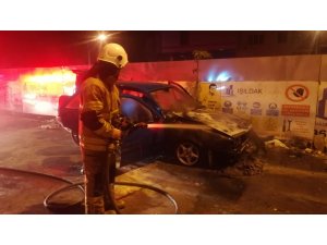Park halindeki otomobil alev aldı