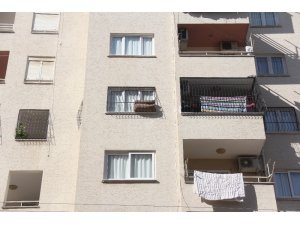 Pencerede asılı kalan çocuk ölümden döndü