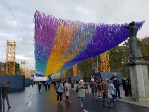 Berlin Duvarı’nın yıkılışının 30. yıl dönümünde 30 bin mesaj gökyüzüne asıldı