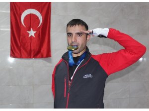 Tek kolu olmayan milli sporcu ayaklarıyla dünyaya meydan okuyor