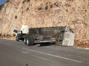 Kaş’ta taş yüklü kamyon devrildi: 1 ölü