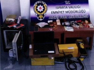 Çaldıkları çelik kasayı açmak için çalıntı parayla kaynak makinesi ve spiral aldılar