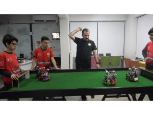 Yerli ve milli yapay zekaya sahip futbol oynayan robot yaptılar