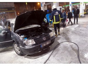 Yakıt aldıktan sonra LPG tüpü patlayan araç alev alev yandı