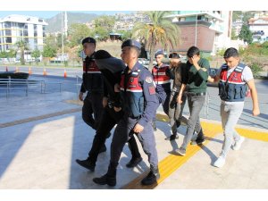 Bahçeden 30 bin lira değerinde avokado çalan şüpheliler tutuklandı