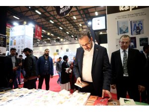 Bakan Kasapoğlu, kitap fuarını ziyaret etti