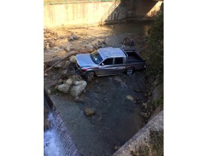 Otomobil dereye yuvarlandı: 1 ölü