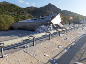 Tır ile traktör çarpıştı: 2 yaralı