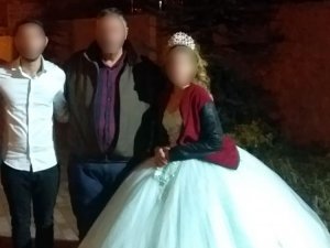 Çocuk gelin ve damat önce karşılıklı göbek attı, sonra pencereden kaçtı