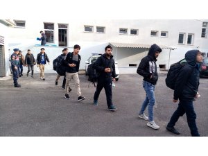 Panelvan kamyonetten 30 kaçak göçmen çıktı