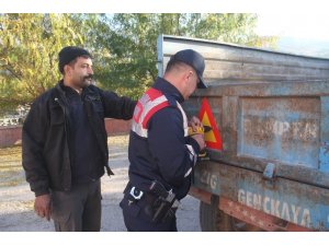 Jandarma, traktör sürücülerini bilgilendirip reflektör taktı