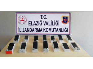 Bir otomobilde gümrük kaçağı telefonlar ele geçirildi