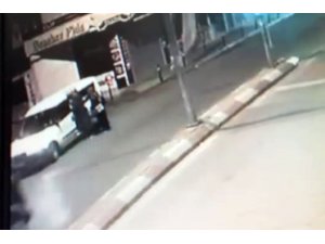 Kadının yola düşürdüğü telefonu kamyonetten inip böyle aldı