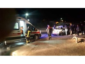 Otomobil mandaya çarptı: 2 yaralı