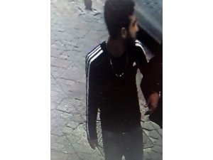 Zeytinburnu’nda kendilerine polis süsü veren gaspçılardan biri yakalandı