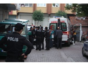 Zeytinburnu’nda cinnet geçiren baba dehşet saçtı; 3 yaralı