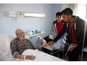 Şarkışla'da öğrencilerden hastalara ziyaret