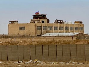 ABD’nin terk ettiği Suriye’deki askeri üsse Rus bayrağı çekildi