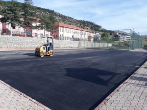 Derebucak Belediyesi okul bahçelerini asfaltla kaplıyor