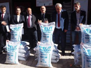 Bozkır'da çiftçilere ücretsiz Macar Fiği tohumu dağıtıldı