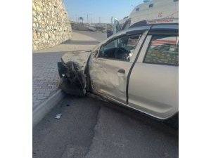 Minibüs ile otomobil çarpıştı: 1 yaralı