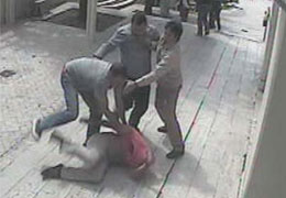 CHP'li Meral'in oğlundan yine dayak!