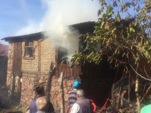 Alevler içinde kalan ahşap ev kullanılamaz hale geldi