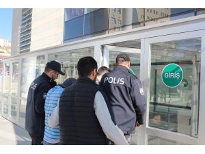 Elazığ polisi 2 hırsızlık şüphelisini suç üstü yakaladı